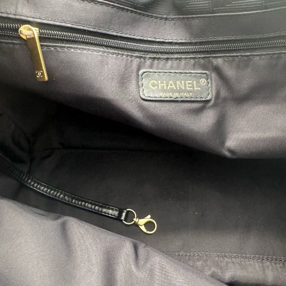 CHANEL Black Tote Bag with Leather Handles - Picture 14 of 15